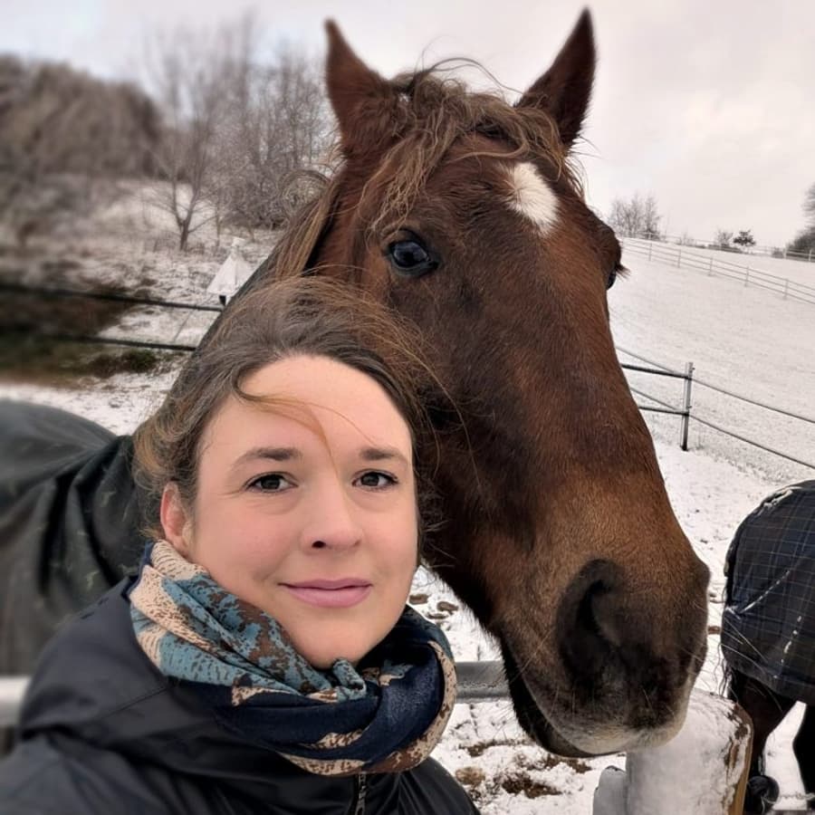 Leonie Gillmeister mit ihrer Stute Quinnie auf der verschneiten Koppel